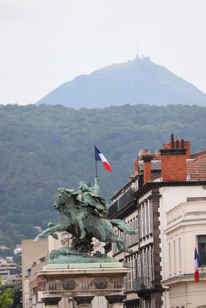statue de Vercingétorix avec vue en fond sur le Puy de Dôme